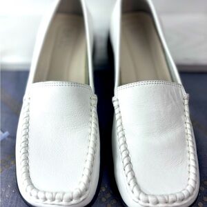 Bass White Flat Leather Loafers comfortable Size 7-1/2